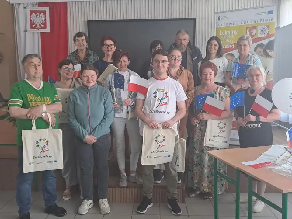 Grupa uczestników zajęć wraz z Dyrekcją