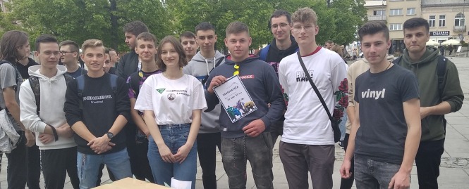 Zdjęcie grupowe uczniów biorących udział w Kampanii Społecznej pod hasłem Podążaj za śladem