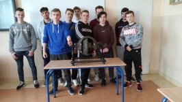 Miniatura zdjęcia grupowego wraz z nowym nabytkiem na zajęcia z przedmiotów samochodowych