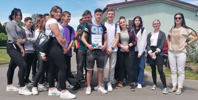 Zdjęcie grupowe uczniów biorących udział w wycieczce edukacyjnej