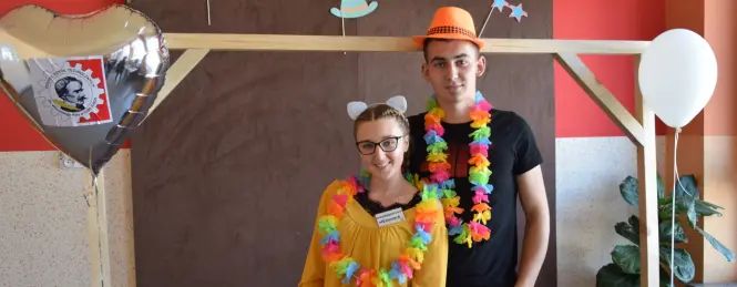 Zdjęcie przedstawia 2 uczniów z balonikami po bokach reklamujących naszą szkołę