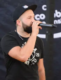 Zdjęcie przedstawia rapera Arkadiusza Zbozień