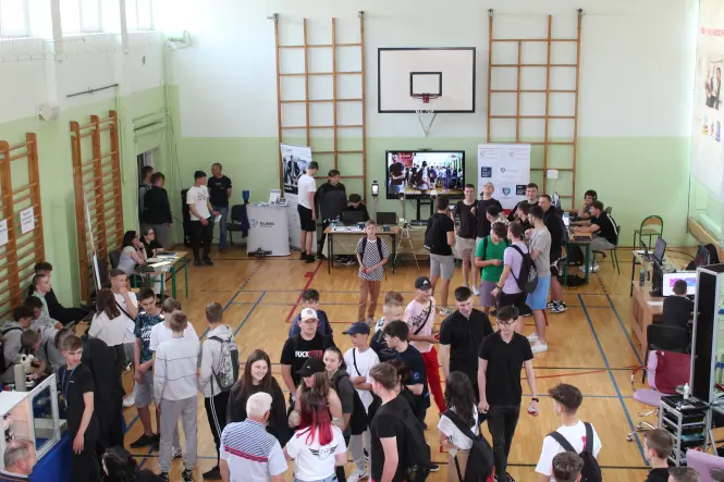 Zdjęcie sali gimnastycznej z tłumem młodzieży na dniu otwartym