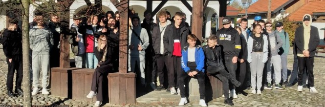 Zbiorowe zdjęcie młodzieży wraz z nauczycielami na wycieczce do Miasteczka Galicyjskiego