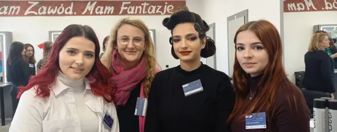 3 dziewcząt wraz z opiekunką na zawodach fryzjerskich