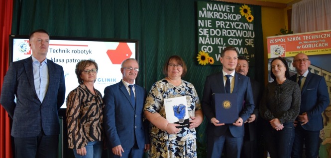 Grupa osób uczestniczących w podpisywaniu umowy patronackiej