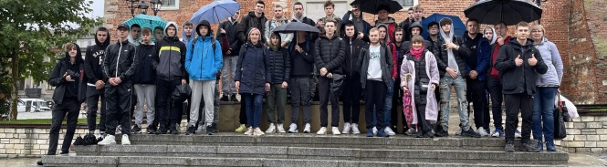 Zbiorowe zdjęcie młodzieży wraz z nauczycielami na wycieczce