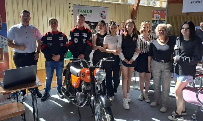 Grupa młodzieży wraz z opiekunem na targach pracy