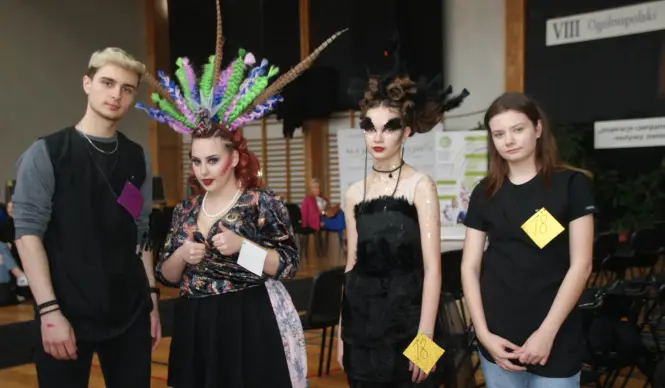 4 uczestników konkursu fryzjerskiego prezentująca efekt swojej pracy