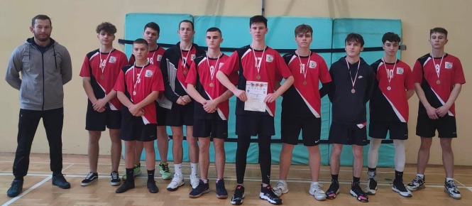 Szkolna reprezentacja koszykarska chłopców z opiekunem