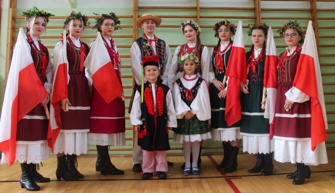 Grupa naszej młodzieży i pożyczone dzieci w strojach ludowych 