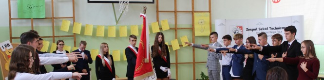 Grupa naszej młodzieży ze sztandarem szkoły, moment przysięgi 