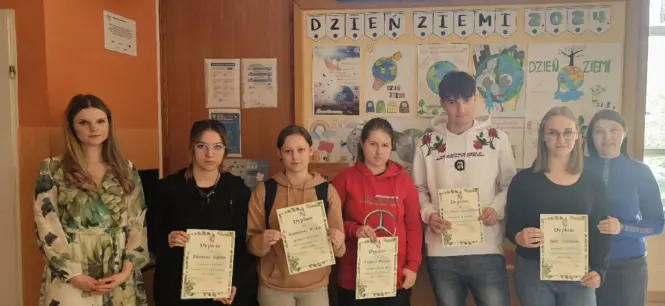 Zwycięzcy konkursu plastycznego wraz z opiekunkami z pracami plastycznymi w tle