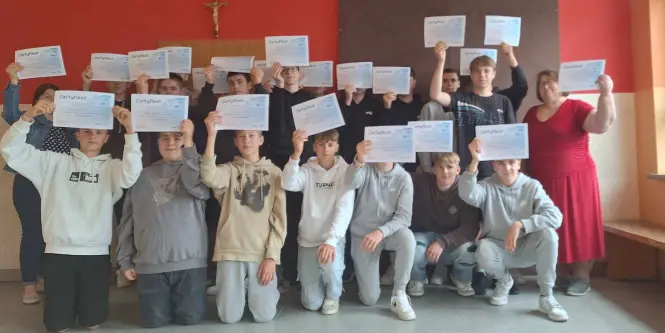 Grupa młodzieży wraz z Dyrekcją z certyfikatami Projektu Sieć Antysmogowa