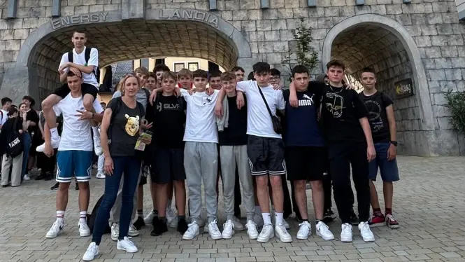 Grupa uczniów wraz z opiekunką przed Energylandią