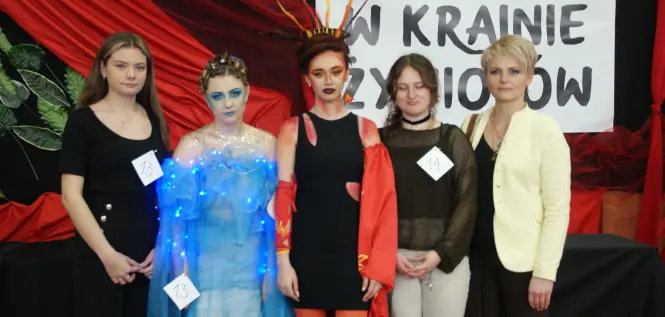 Uczestniczki konkursu fryzjerskiego z opiekunką