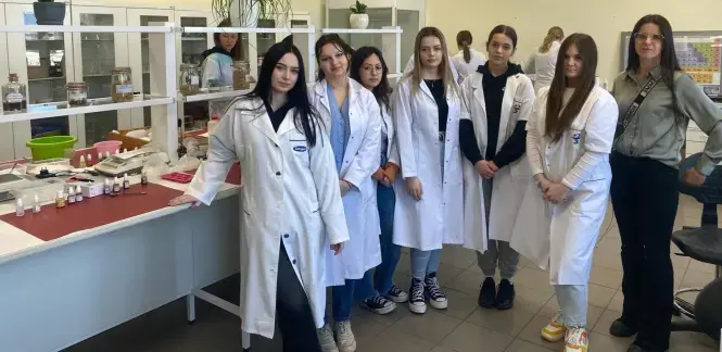 Uczennice wraz z opiekunką w szkole policealnej w Nowym Sączu