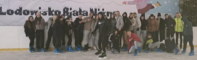 Uczniowie na lodowisku w Białej Niżnej