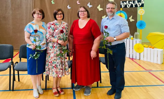 Nauczyciele opuszczający szkołę z Dyrekcją