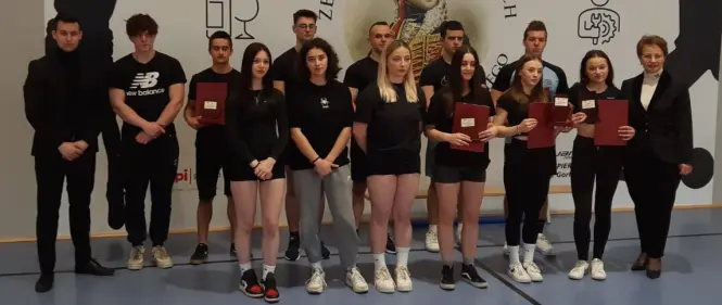 Zawodnicy z konkursu wyciskania sztangi wraz z organizatorami