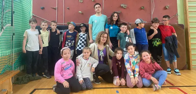 Dzieci z podstawówki wraz z naszymi szkolnymi wolontariuszami