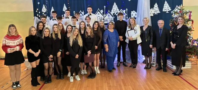 Młodzież występująca w Akademii Bożonarodzeniowej wraz z opiekunami i Dyrekcją
