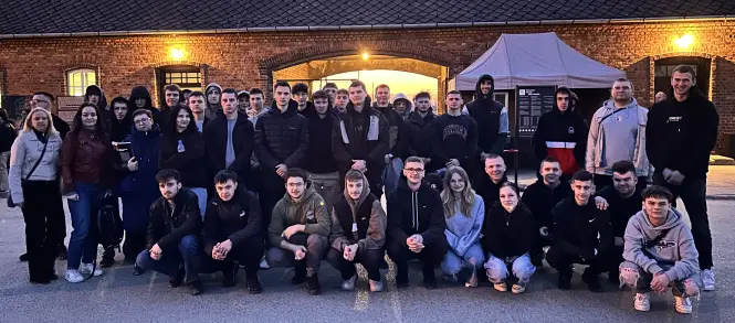 Grupa młodzieży wraz z opiekunami w Auschwitz