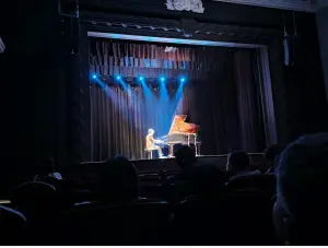 Pianista na scenie w Domu Kultury