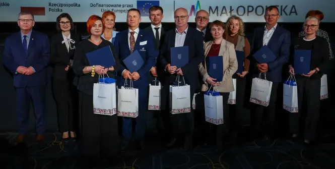 Grupa lauratów Galii Zawodowców wraz z naszą Panią Dyrektor