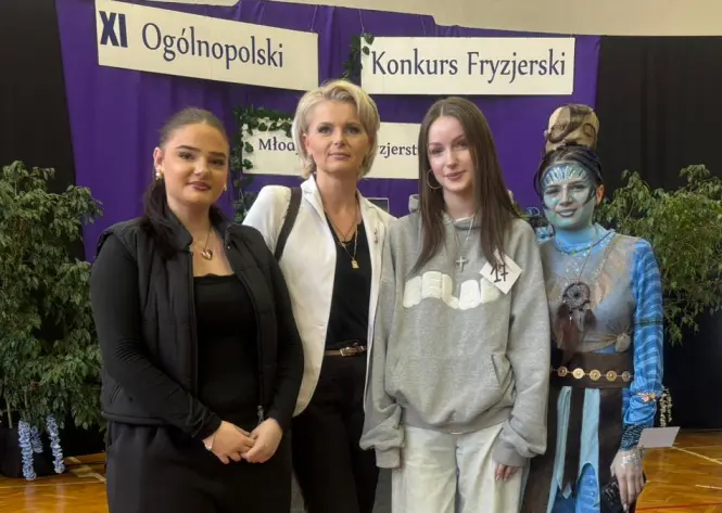 Uczestniczki konkursu fryzjerskiego wraz z opiekunką