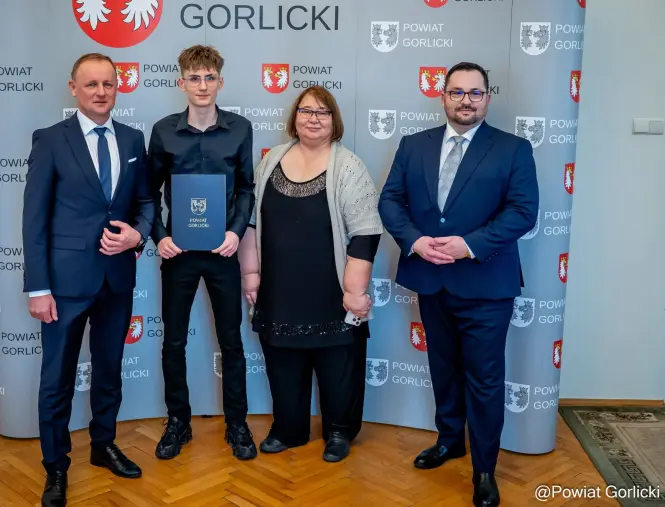 Maksymilian Tajak wraz z Dyrekcją i przedstawicielami Powiatu