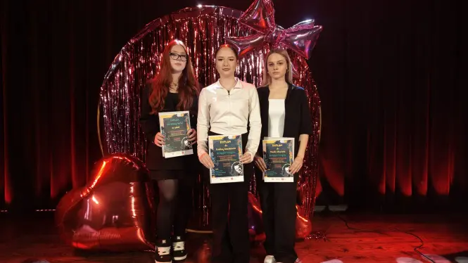 3 uczennice z dyplomami