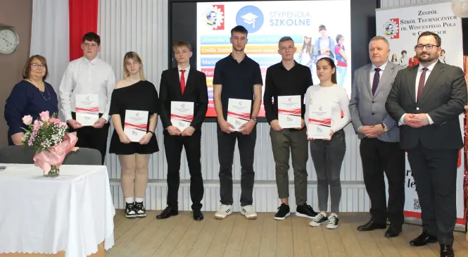 Stypendyści wraz z Dyrekcją i Starostą Powiatu