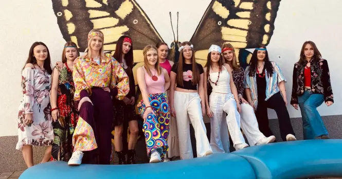 Grupa młodzieży w strojach z epoki Dzieci kwiatów