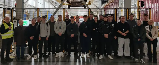 Grupa młodzieży wraz z opiekunami w fabryce w Gliwicach