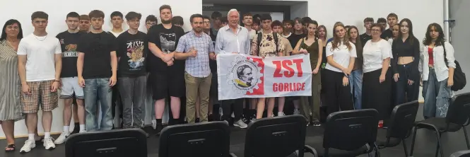Grupa młodzieży na spotkaniu z Władysławem Kozakiewiczem