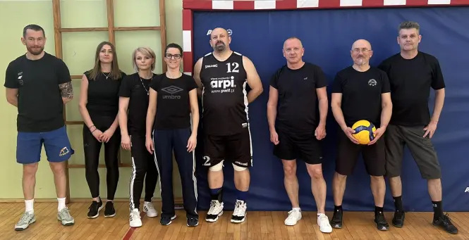 Drużyna nauczycieli na mecz z uczniami