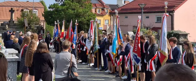 Młodzież szkół gorlickich ze sztandarami na uroczystościach 17 września