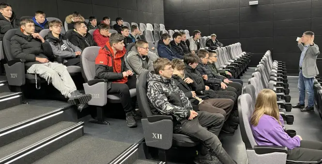 Młodzież klas pierwszych poznaje Dom Kultury