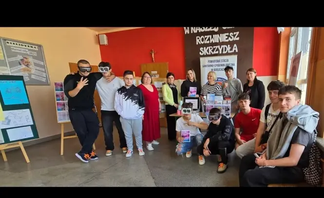 Grupa młodzieży na korytarzu szkoły wraz z Dyrekcją i opiekunką