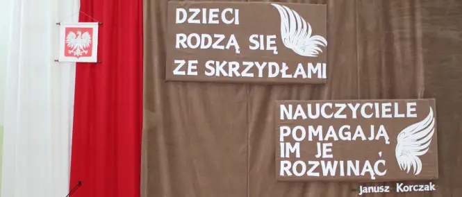 Hasło z dekoracji - Dzieci rodzą się ze skrzydłami, nauczyciele pomagaja im je rozwinac