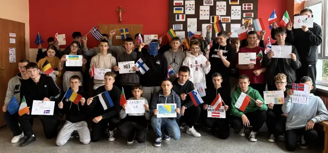 Grupa młodzieży pod flagami różnych krajów świata