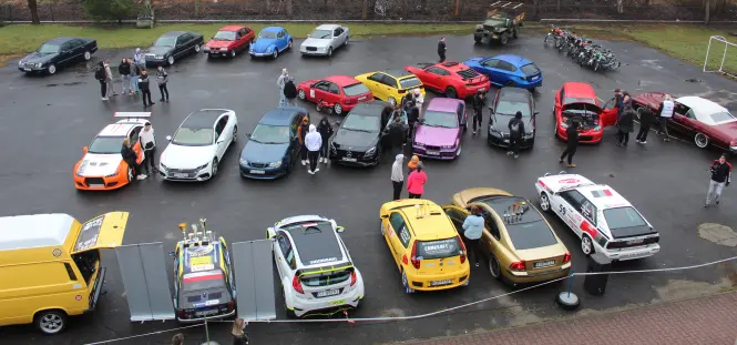 Zdjęcie aut przed szkołą podczas Dnia Otwartego 