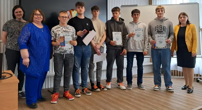 Laureaci konkursu w Dniu Ziemi wraz z Dyrekcją i opiekunkami