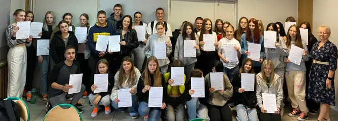 Grupa młodzieży z dyplomamin po spotkaniu z Homini