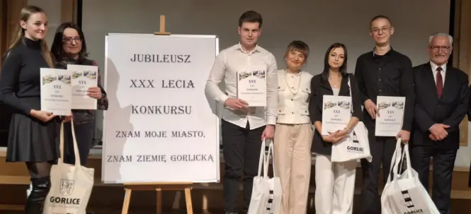 Laureaci konkursu wraz z opiekunami