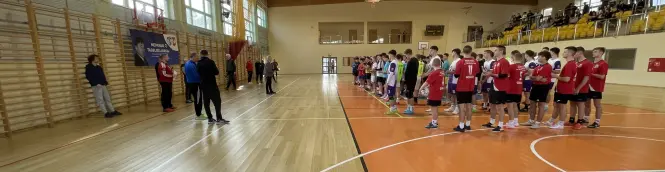 Drużyny ze wszystkich szkół wraz z organizatorami turnieju im. Tadeusza Jarka