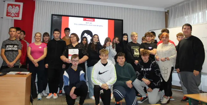 Grupa młodzieży z Dyrekcja i trenerami pierwszej pomocy