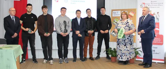 Absolwenci i nowi członkowie SIMP wraz z Dyrekcją i władzami