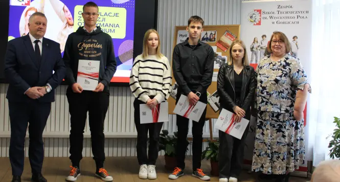 Szkolni stypendyści wraz z Dyrekcją i przedstawicielem Starostwa